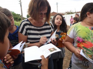 Autografando...